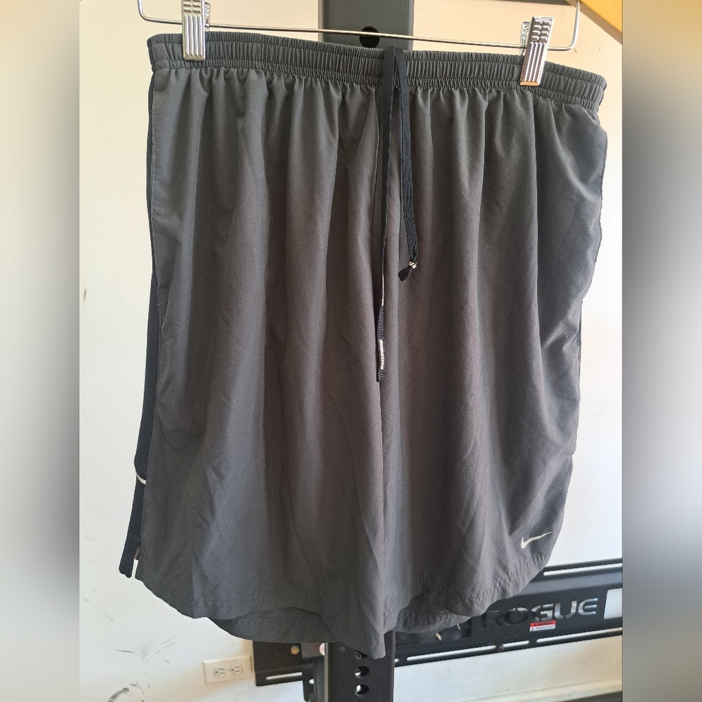 NIKE men's lined dry-fit running shorts